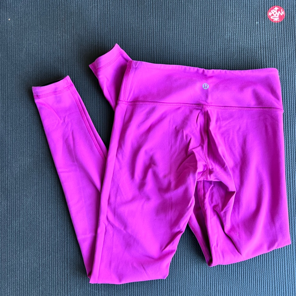 Lululemon REVERSIBLE PINK/BLACK yoga pants. Size 6.